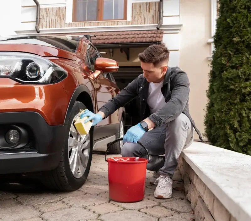 Lavage auto à domicile Peyrolles-en-Provence : professionnel intervenant sur un véhicule